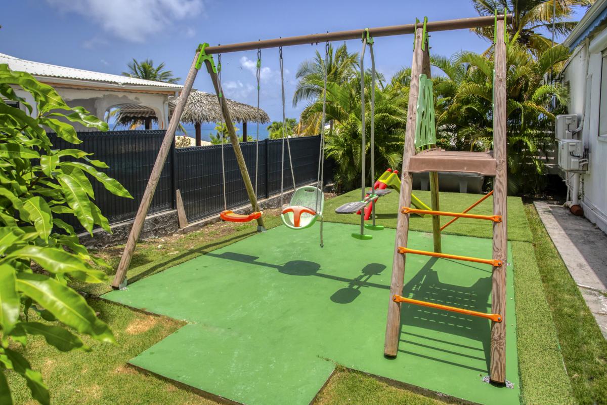 36.Location villa piscine vue mer St François Guadeloupe_ jeux enfants